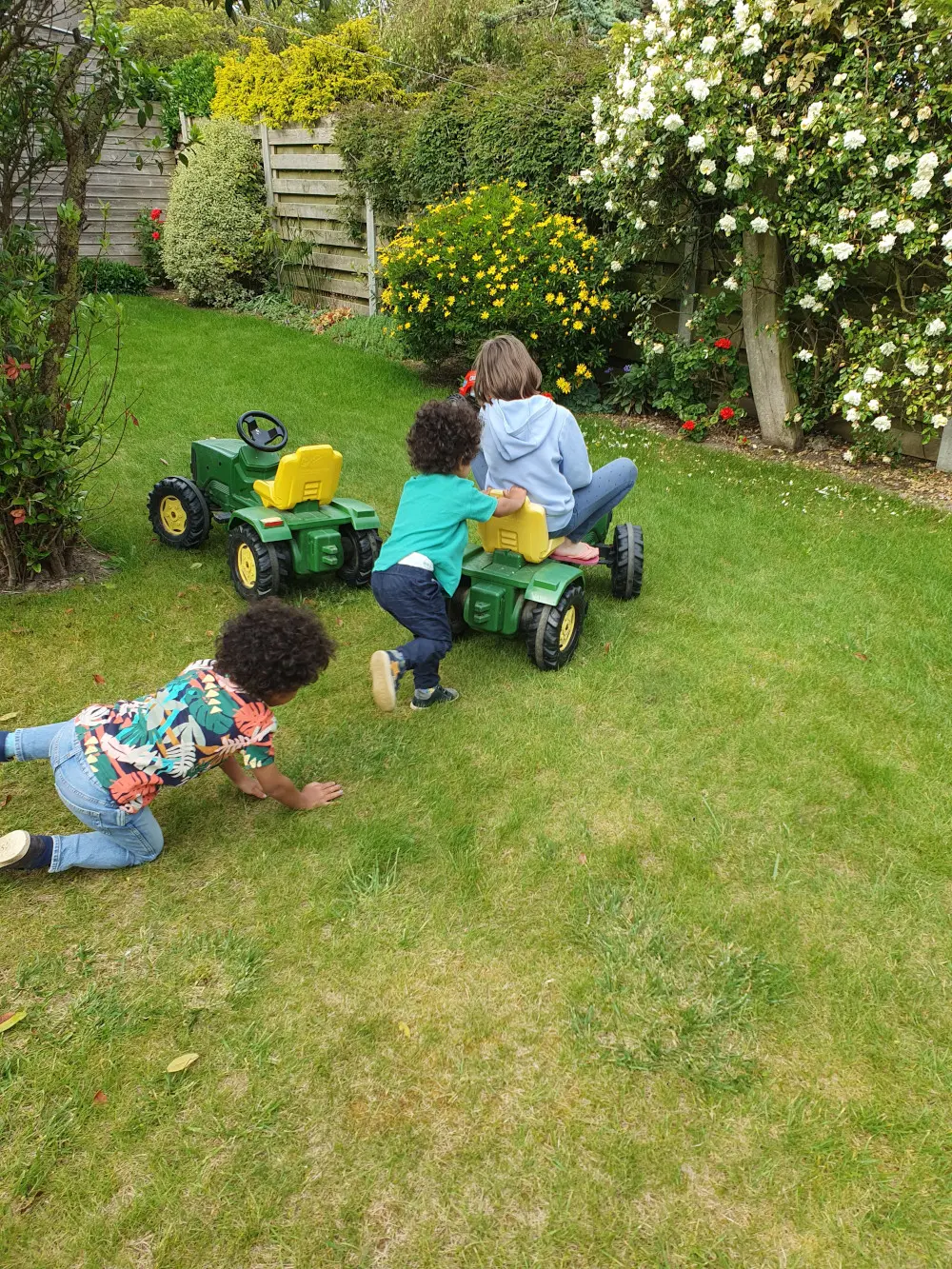 Adao & Siloë poussent Izia sur le tracteur